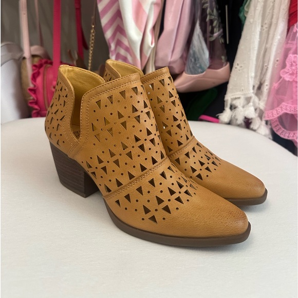 Frye & Co. Sienna "Camel" Cut Out Bootie Ankle Boot Size 6 - Picture 1 of 9